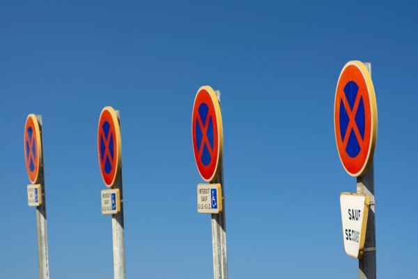 Découvrez la signification des couleurs des panneaux de sécurité